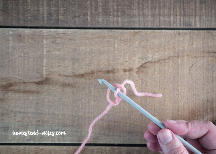 Easy crochet flower pattern start with a slip knot.
