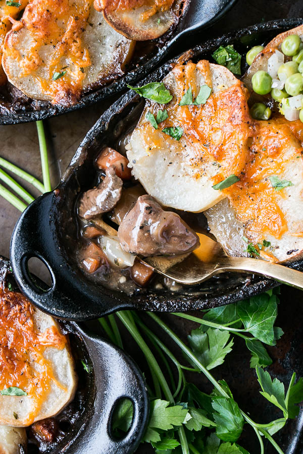 Guinness beef and onion pie in small cast iron pans.