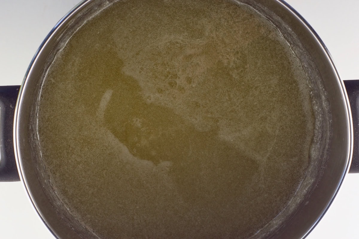 Cucumber jelly is ready to skim the foam and can.