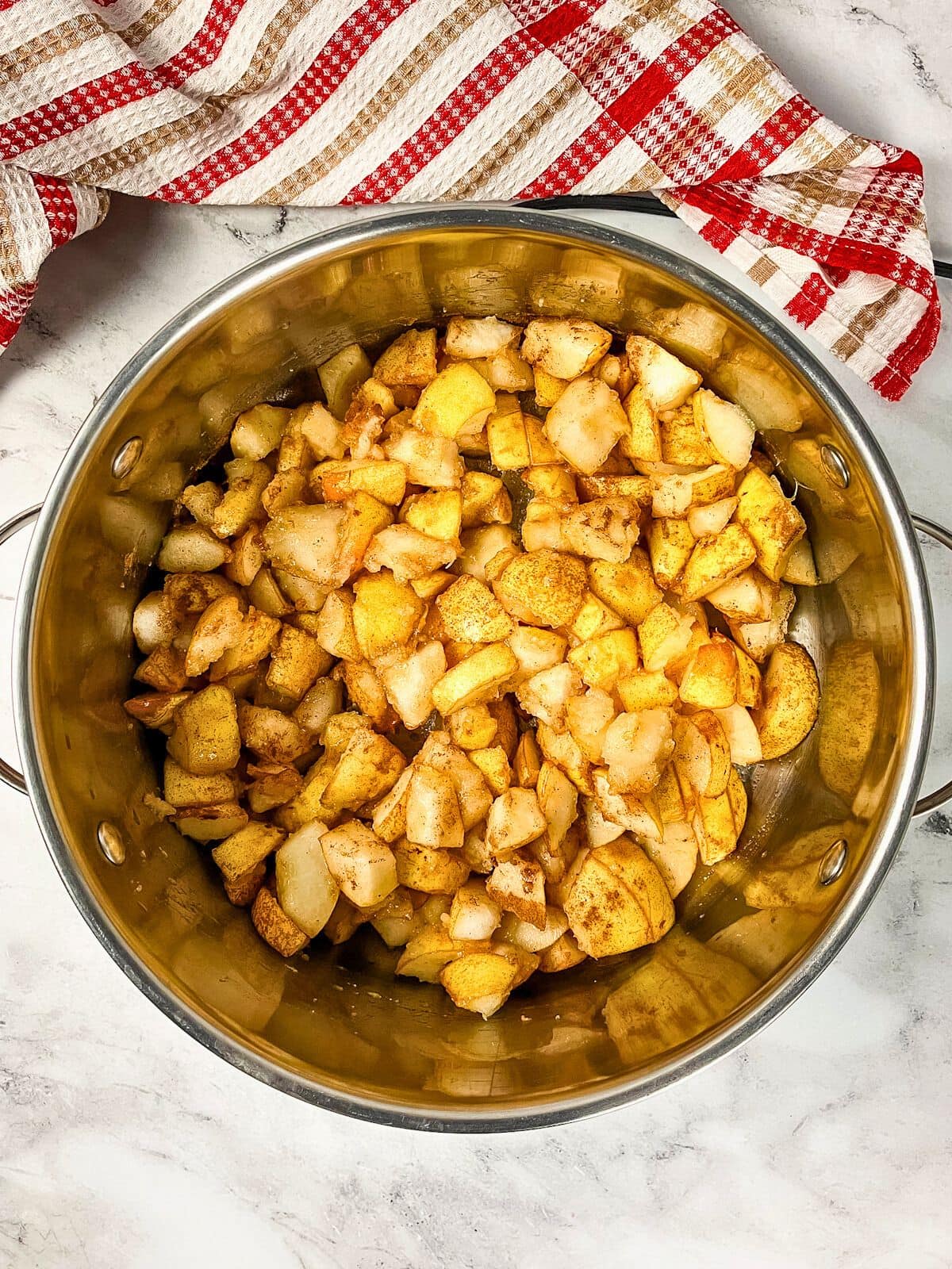 Seasoned pears are starting to cook in a large pot.