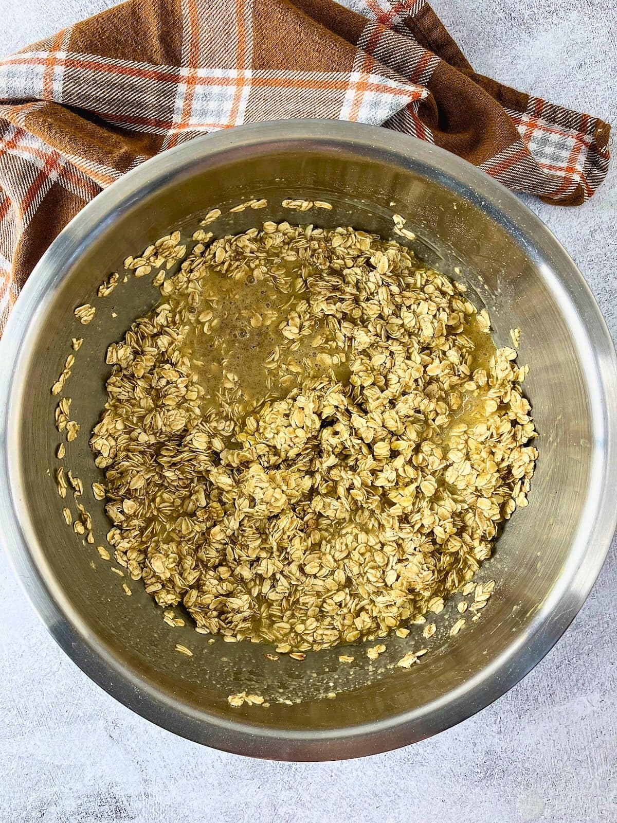 The oatmeal batter's wet and dry ingredients were mixed together.