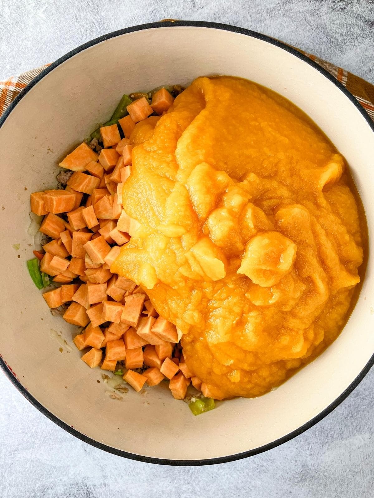 The pumpkin puree was added to the pot.