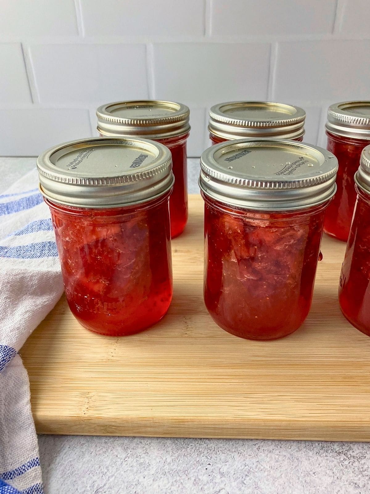 The lids and bands have been placed on to the jars.