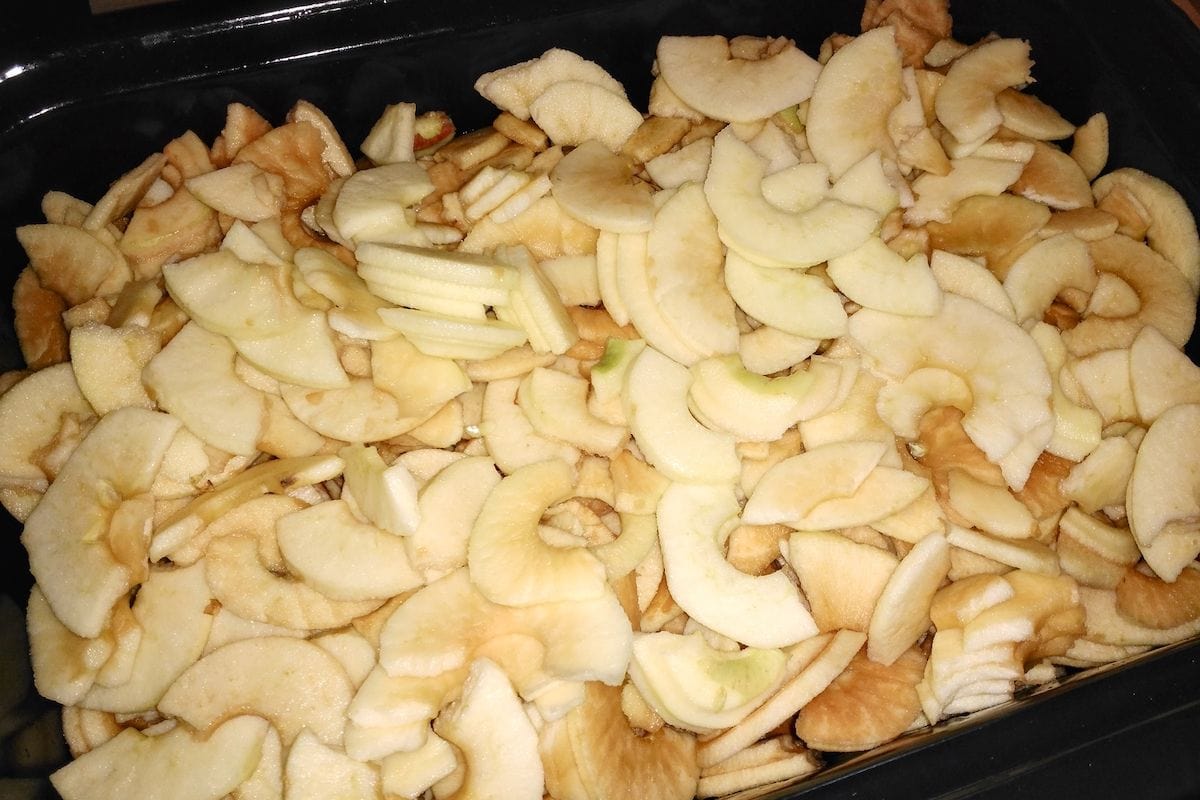 Sliced apples in an electric roaster.